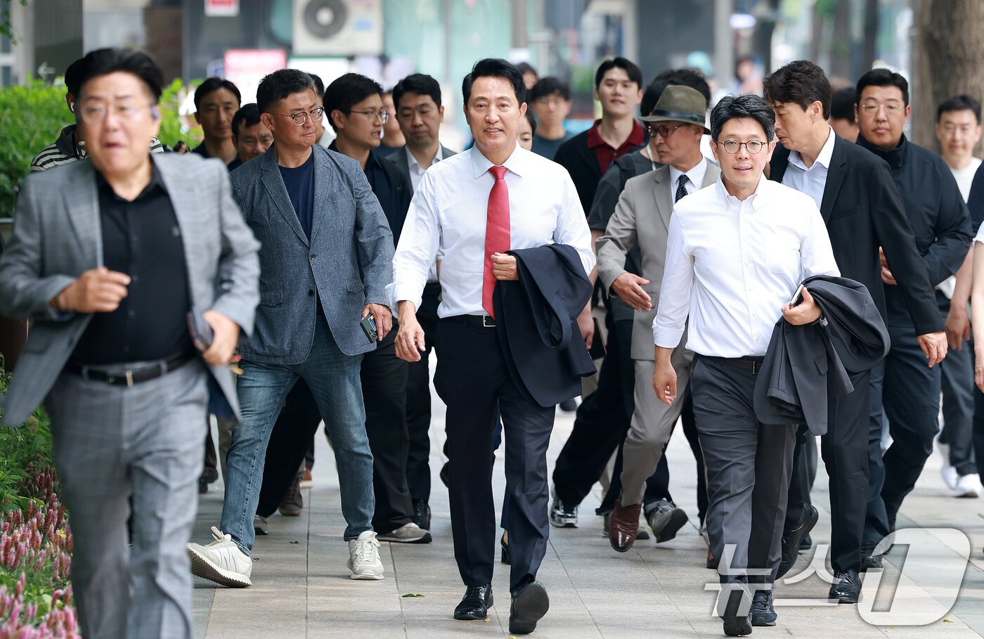 본문 이미지 - 오세훈 국민의힘 서울시장 당선인이 4일 서울시청으로 발걸음을 옮기고 있다. 2026.6.4 ⓒ 뉴스1 이호윤 기자