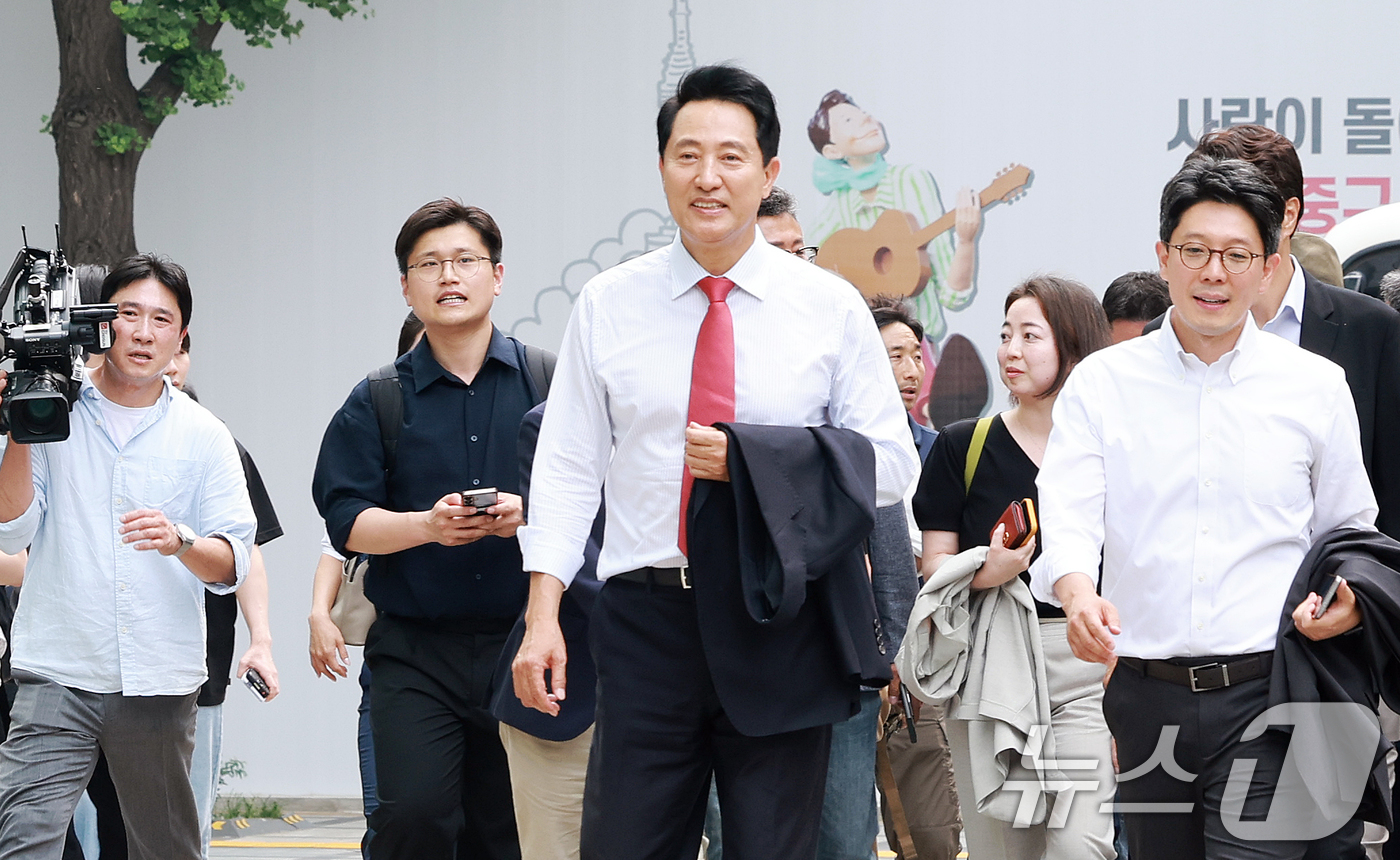 (서울=뉴스1) 이호윤 기자 = 오세훈 국민의힘 서울시장 당선인이 4일 서울시청으로 발걸음을 옮기고 있다. 2026.6.4/뉴스1