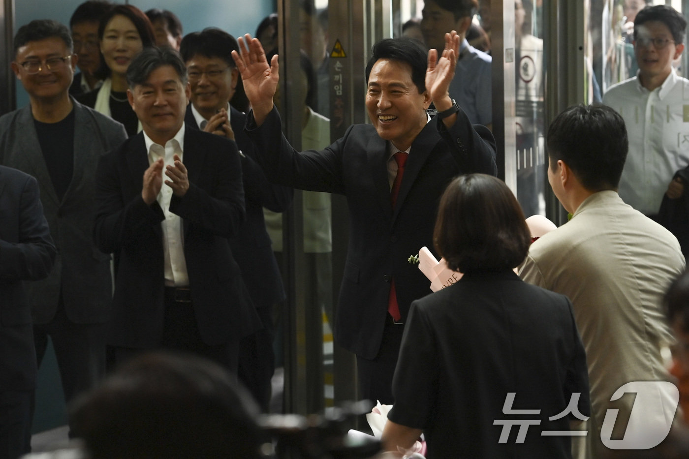 (서울=뉴스1) 이호윤 기자 = 오세훈 서울시장 당선인이 4일 오전 서울시청 로비에서 직원들과 인사하고 있다. (공동취재) 2026.6.4/뉴스1