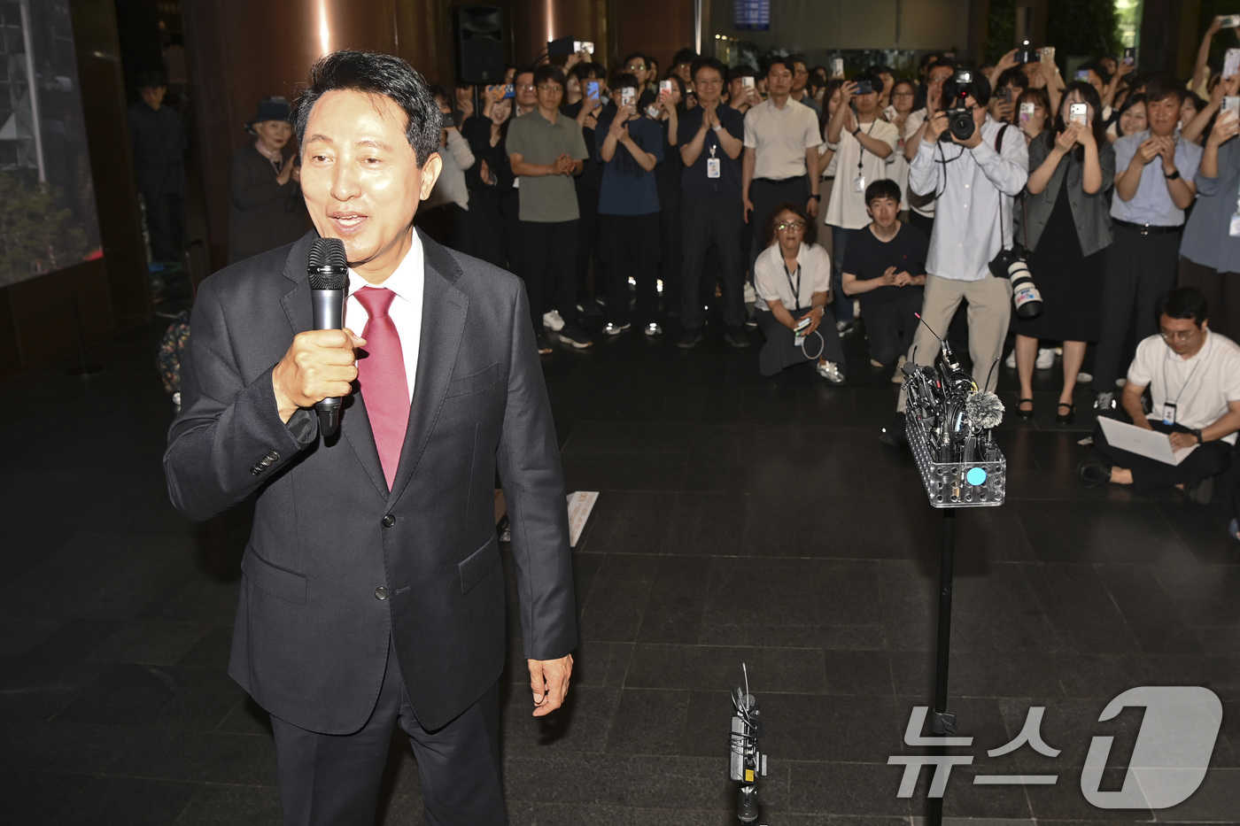 (서울=뉴스1) 이호윤 기자 = 오세훈 서울시장 당선인이 4일 오전 서울시청 로비에서 인사말을 하고 있다. (공동취재)2026.6.4/뉴스1
