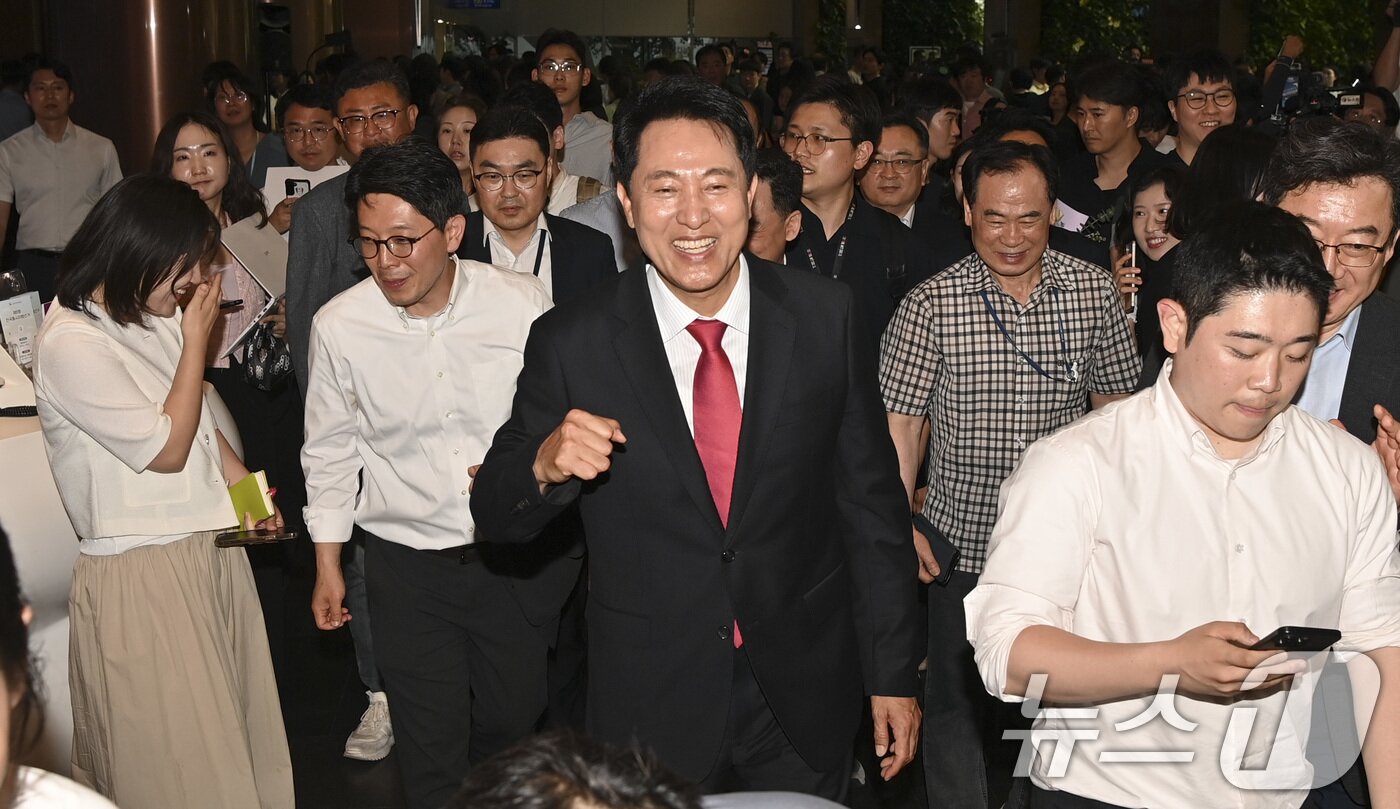 본문 이미지 - 오세훈 서울시장 당선인이 4일 오전 서울시청 로비에서 직원들의 환영을 받고 기뻐하고 있다. (공동취재)2026.6.4 ⓒ 뉴스1 이호윤 기자