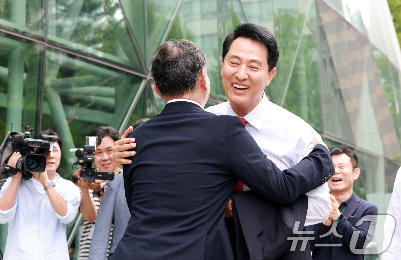 (서울=뉴스1) 이호윤 기자 = 오세훈 국민의힘 서울시장 당선인이 4일 서울시청에서 당선이 확정된 후 시청 직원들에게 축하받고 있다. 2026.6.4/뉴스1