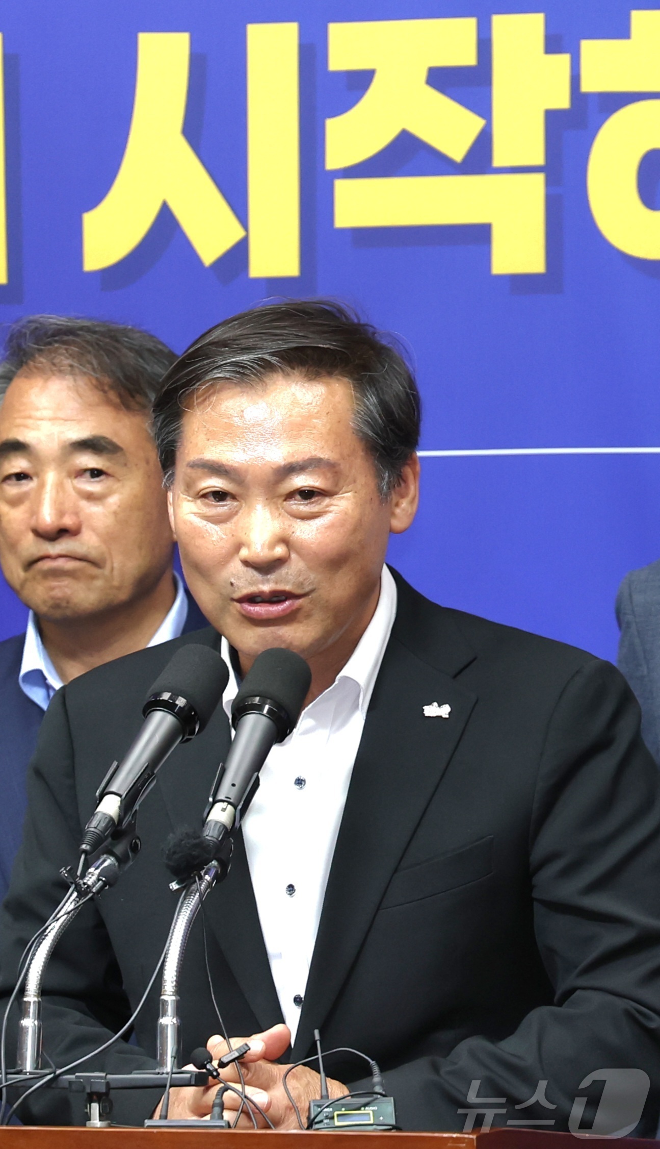 (전주=뉴스1) 유경석 기자 = 전춘성 더불어민주당 진안군수 당선인이 4일 전북 전주시 전북특별자치도의회에서 6.3 지방선거 결과 관련 기자회견에 참석해 발언을 하고 있다. 202 …