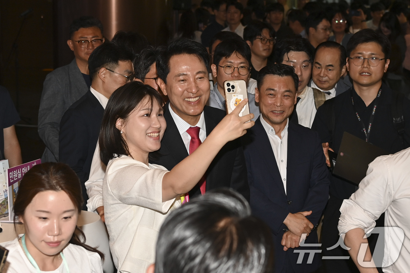 (서울=뉴스1) 이호윤 기자 = 오세훈 서울시장 당선인이 4일 오전 서울시청 로비에서 직원들과 기념촬영을 하고 있다. (공동취재) 2026.6.4/뉴스1