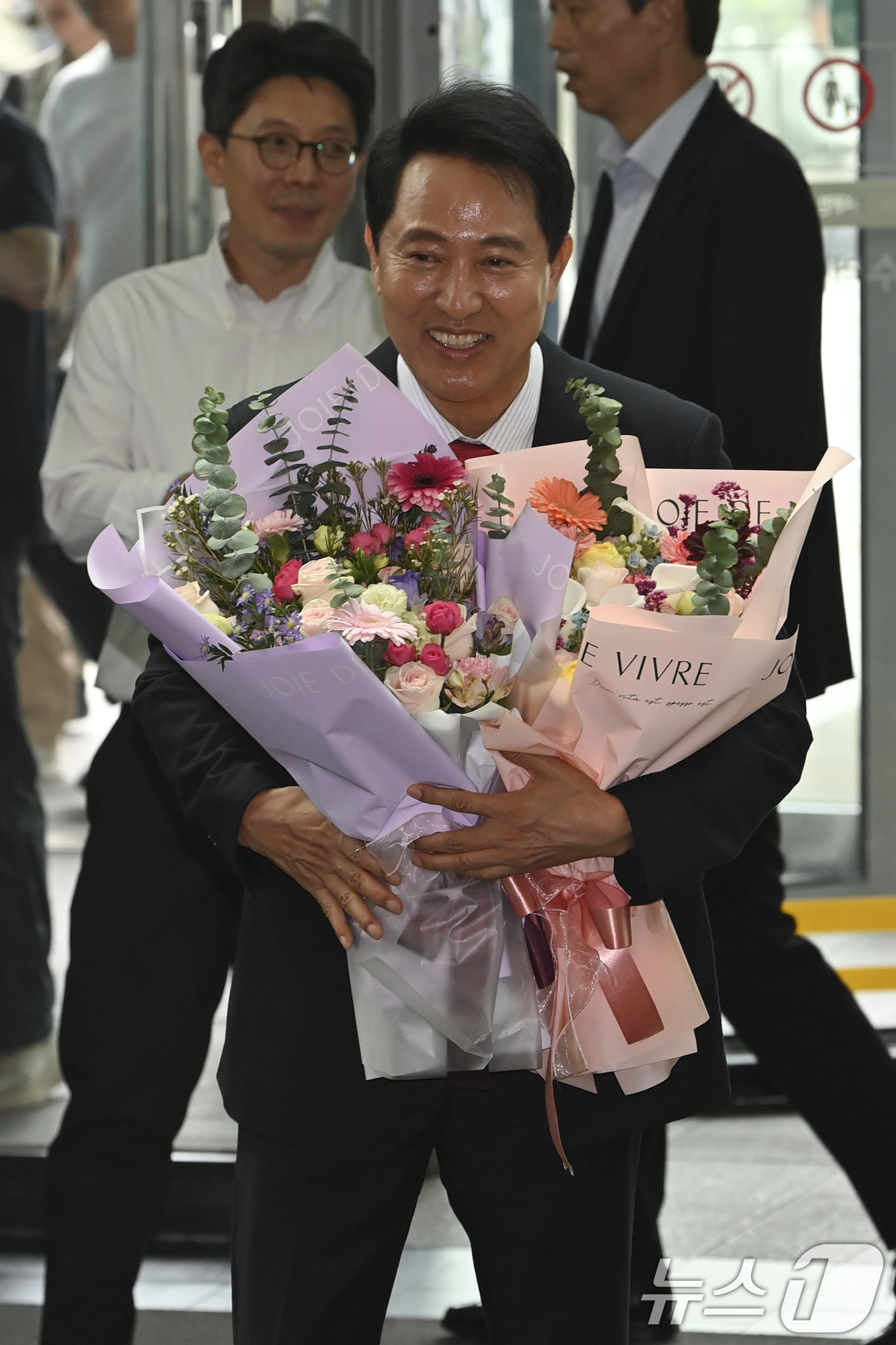 (서울=뉴스1) 이호윤 기자 = 오세훈 서울시장 당선인이 4일 오전 서울시청 로비에서 직원들이 준비해 준 꽃다발을 받고 기뻐하고 있다. (공동취재) 2026.6.4/뉴스1