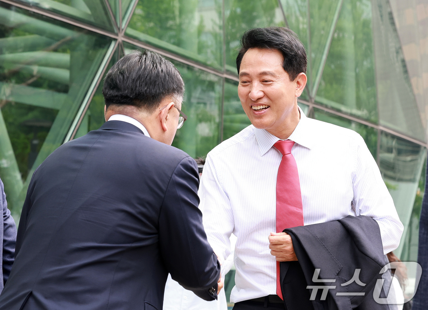 (서울=뉴스1) 이호윤 기자 = 오세훈 국민의힘 서울시장 당선인이 4일 서울시청을 찾아 직원들에게 축하를 받고 있다. 2026.6.4/뉴스1
