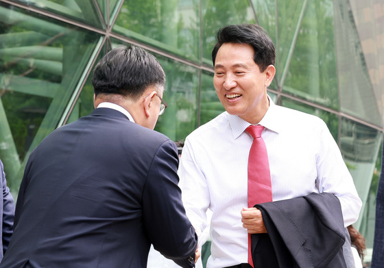 시청 직원에게 축하받는 오세훈 당선인
