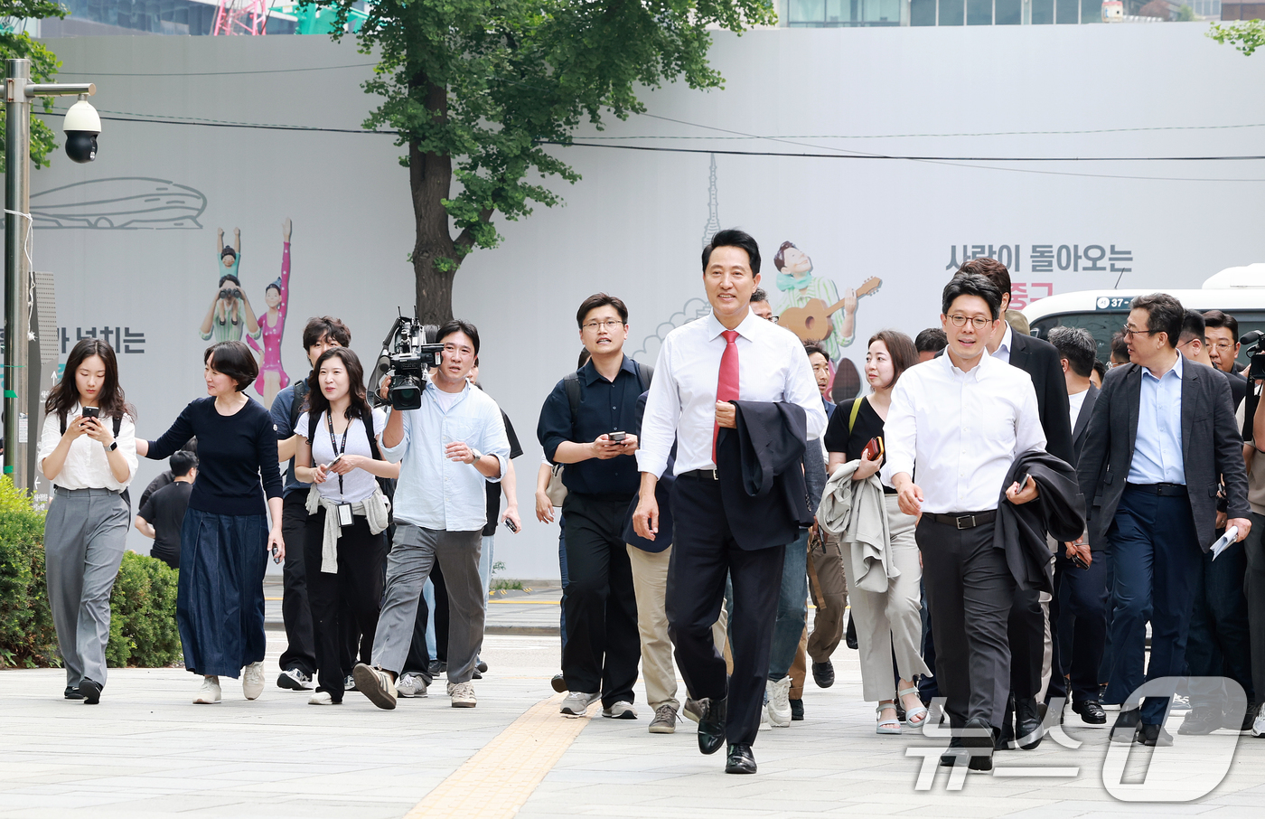 (서울=뉴스1) 이호윤 기자 = 오세훈 국민의힘 서울시장 당선인이 4일 서울시청으로 발걸음을 옮기고 있다. 2026.6.4/뉴스1