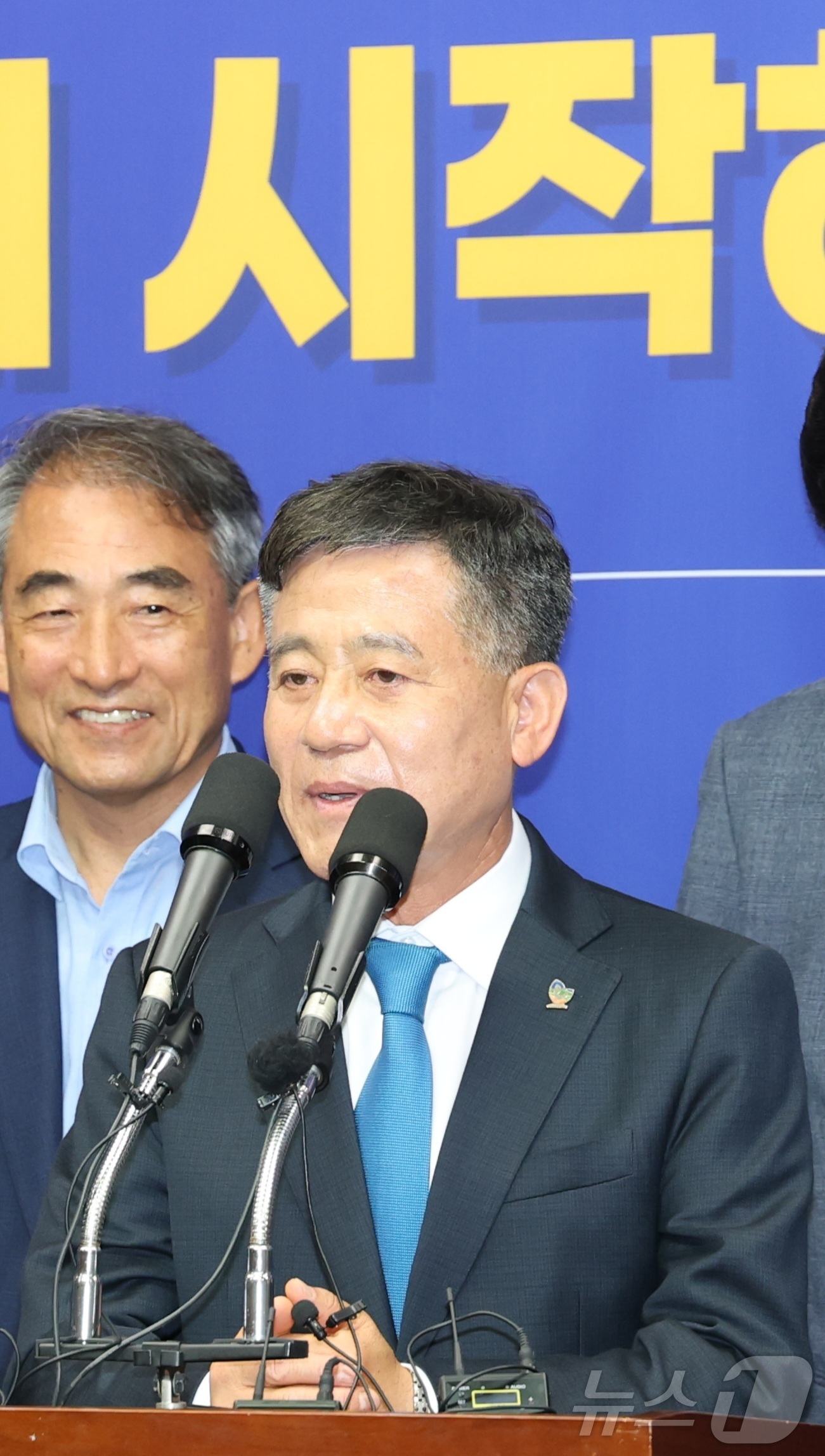 (전주=뉴스1) 유경석 기자 = 정성주 더불어민주당 김제시장 당선인이 4일 전북 전주시 전북특별자치도의회에서 6.3 지방선거 결과 관련 기자회견에 참석해 발언을 하고 있다. 202 …