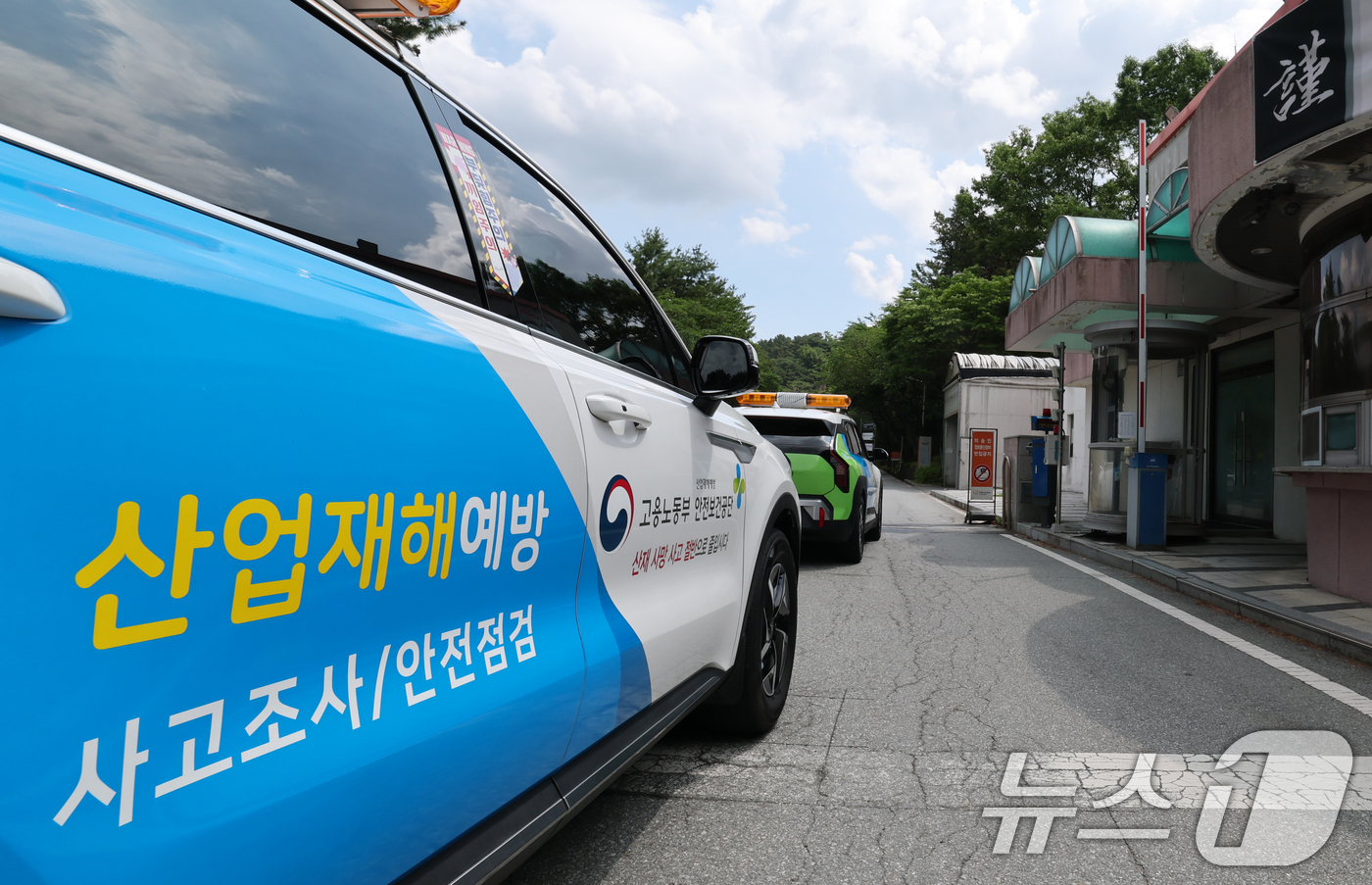 (대전=뉴스1) 김기태 기자 = 대전경찰청 등 수사전담팀이 4일 오전 한화에어로스페이스 대전사업장에서 압수수색을 하기 위해 차량으로 진입하고 있다.전담수사팀은 이날 한화에어로스페이 …