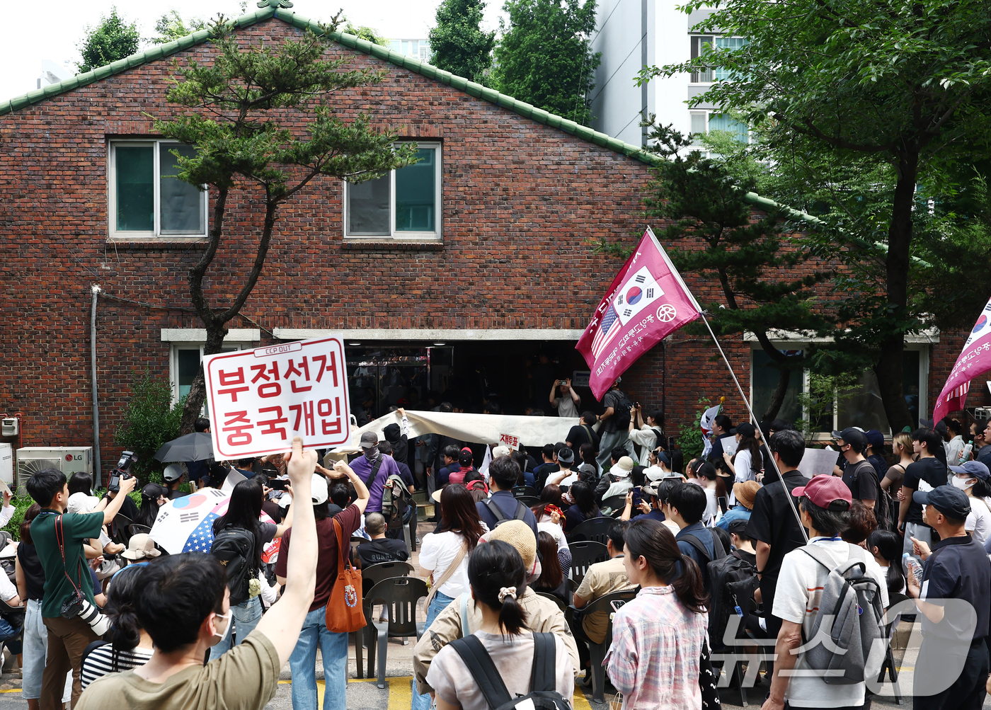 (서울=뉴스1) 김민지 기자 = 4일 오전 제9회 전국동시지방선거 및 국회의원 재·보궐선거 투표함 이송이 지연되고 있는 서울 송파구 잠실7동 제2투표소에서 시위대와 일부 주민들이 …