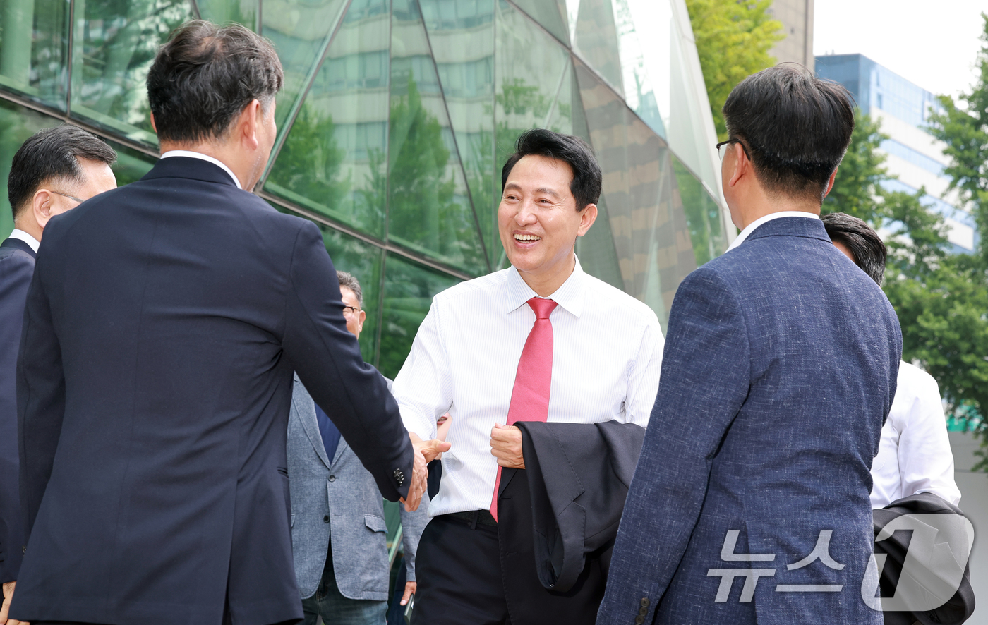 (서울=뉴스1) 이호윤 기자 = 오세훈 국민의힘 서울시장 당선인이 4일 서울시청에서 당선이 확정된 후 시청 직원들에게 축하받고 있다. 2026.6.4/뉴스1