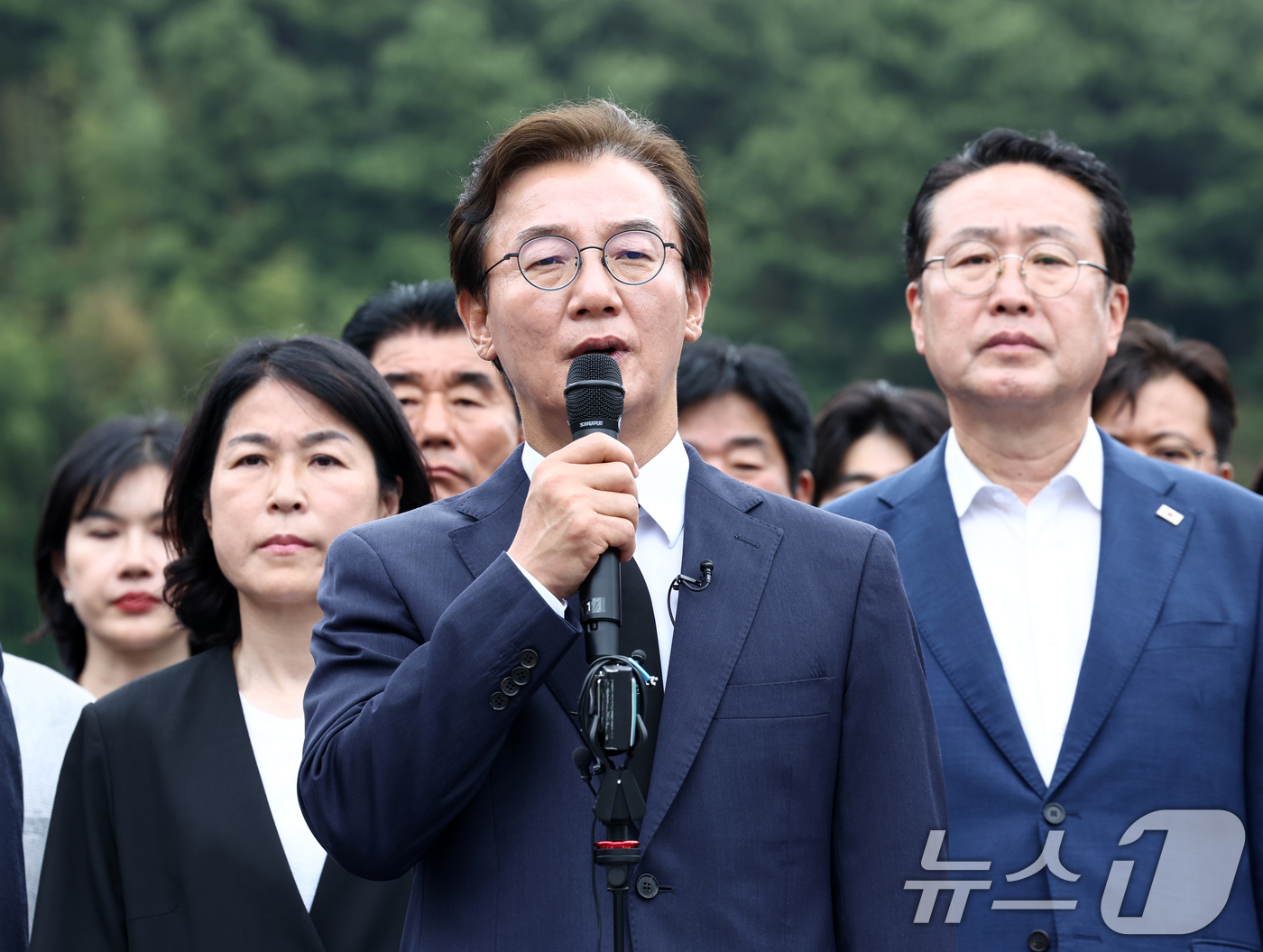 (부산=뉴스1) 최지환 기자 = 전재수 부산시장 당선인이 4일 오전 부산 동래구 충렬사 참배를 마치고 충렬사 앞에서 기자회견을 하고 있다. 2026.6.4/뉴스1