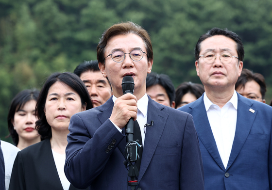 취재진 질문에 답변하는 전재수 당선인