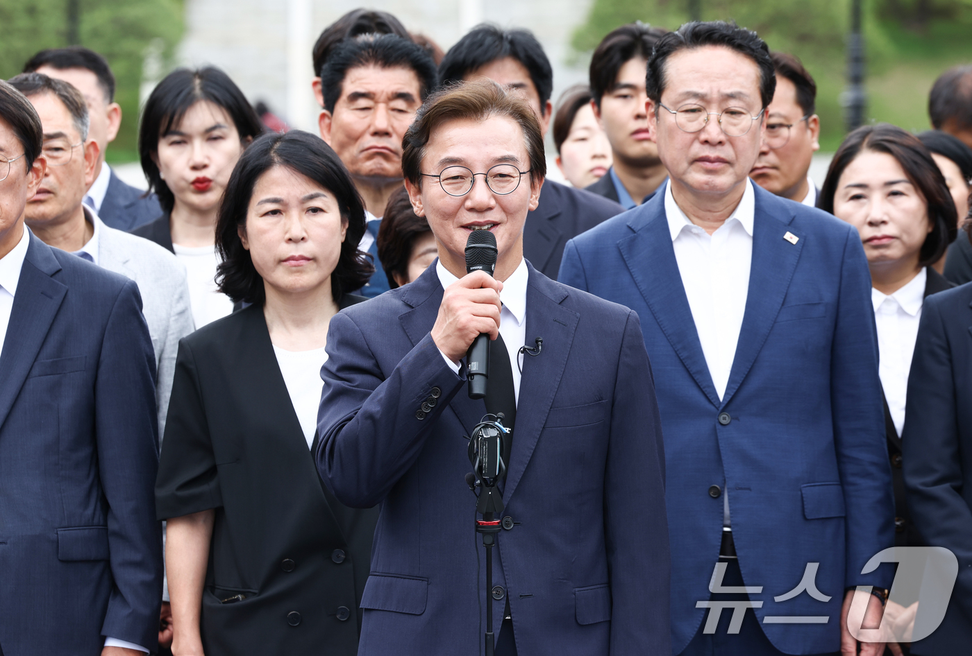 (부산=뉴스1) 최지환 기자 = 전재수 부산시장 당선인이 4일 오전 부산 동래구 충렬사 참배를 마치고 충렬사 앞에서 기자회견을 하고 있다. 2026.6.4/뉴스1