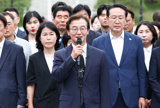 미소 짓는 전재수 당선인