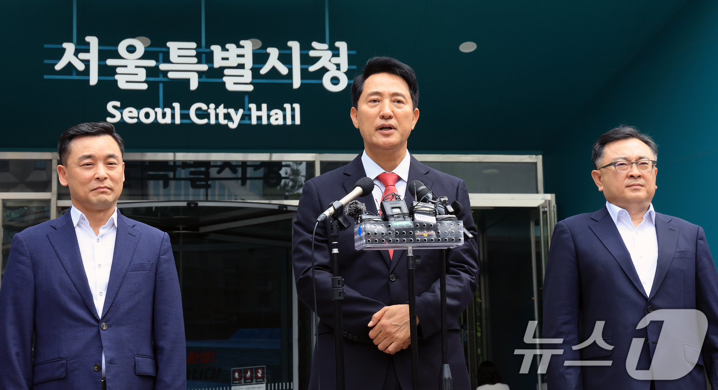 (서울=뉴스1) 이호윤 기자 = 오세훈 국민의힘 서울시장 당선인이 4일 서울시청에서 시민들에게 감사 인사를 전하고 있다. 2026.6.4/뉴스1