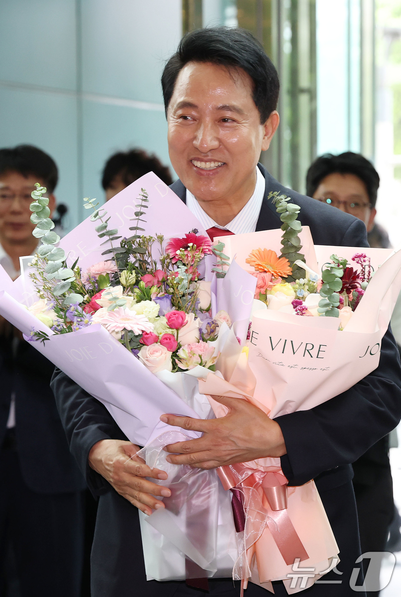 (서울=뉴스1) 이호윤 기자 = 오세훈 서울시장 당선인이 4일 오전 서울시청 로비에서 직원들이 준비해 준 꽃다발을 받고 기뻐하고 있다. (공동취재) 2026.6.4/뉴스1