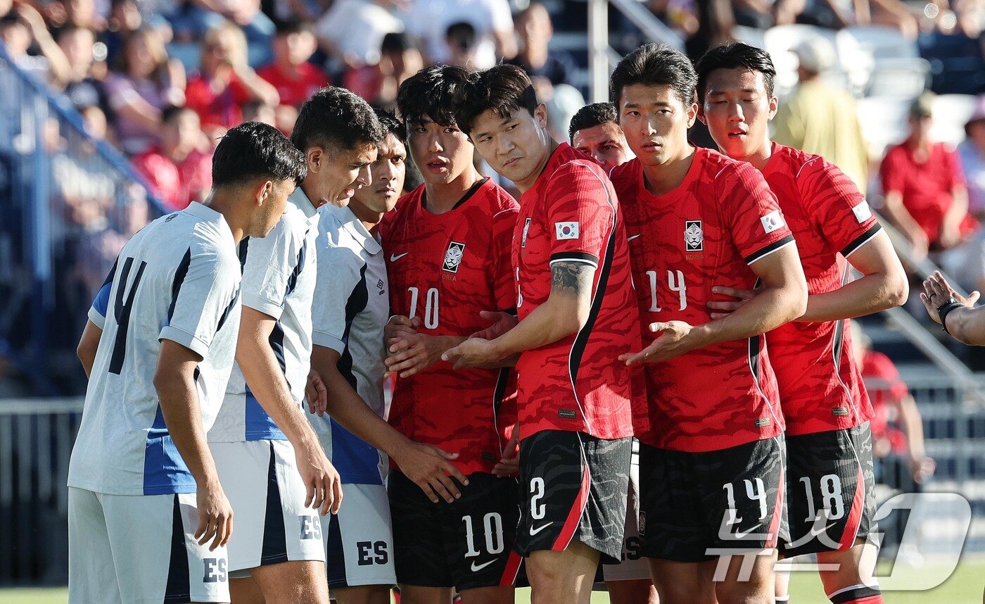 본문 이미지 - 대한민국 축구대표팀 이기혁(왼쪽부터), 김민재, 조규성, 이한범이 3일(현지시간) 미국 유타주 솔트레이크시티 브리검 영 대학교 BYU 사우스필드 경기장에서 2026 국제축구연맹(FIFA) 북중미 월드컵을 앞두고 열린 대한민국과 엘살바도르의 평가전에서 코너킥에서 자리를 잡고 있다. 2026.6.4 ⓒ 뉴스1 임세영 기자