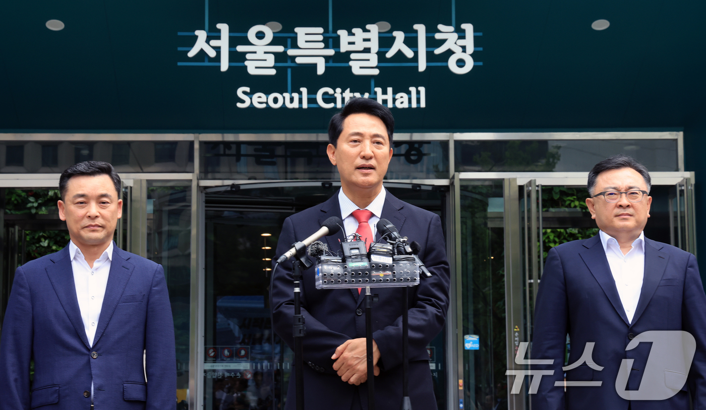 (서울=뉴스1) 이호윤 기자 = 오세훈 국민의힘 서울시장 당선인이 4일 서울시청에서 시민들에게 감사 인사를 전하고 있다. 2026.6.4/뉴스1