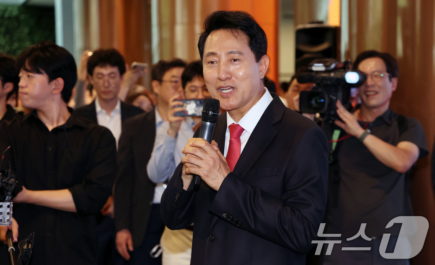 (서울=뉴스1) 이호윤 기자 = 오세훈 서울시장 당선인이 4일 오전 서울시청 로비에서 직원들에게 감사인사를 하고 있다. (공동취재) 2026.6.4/뉴스1