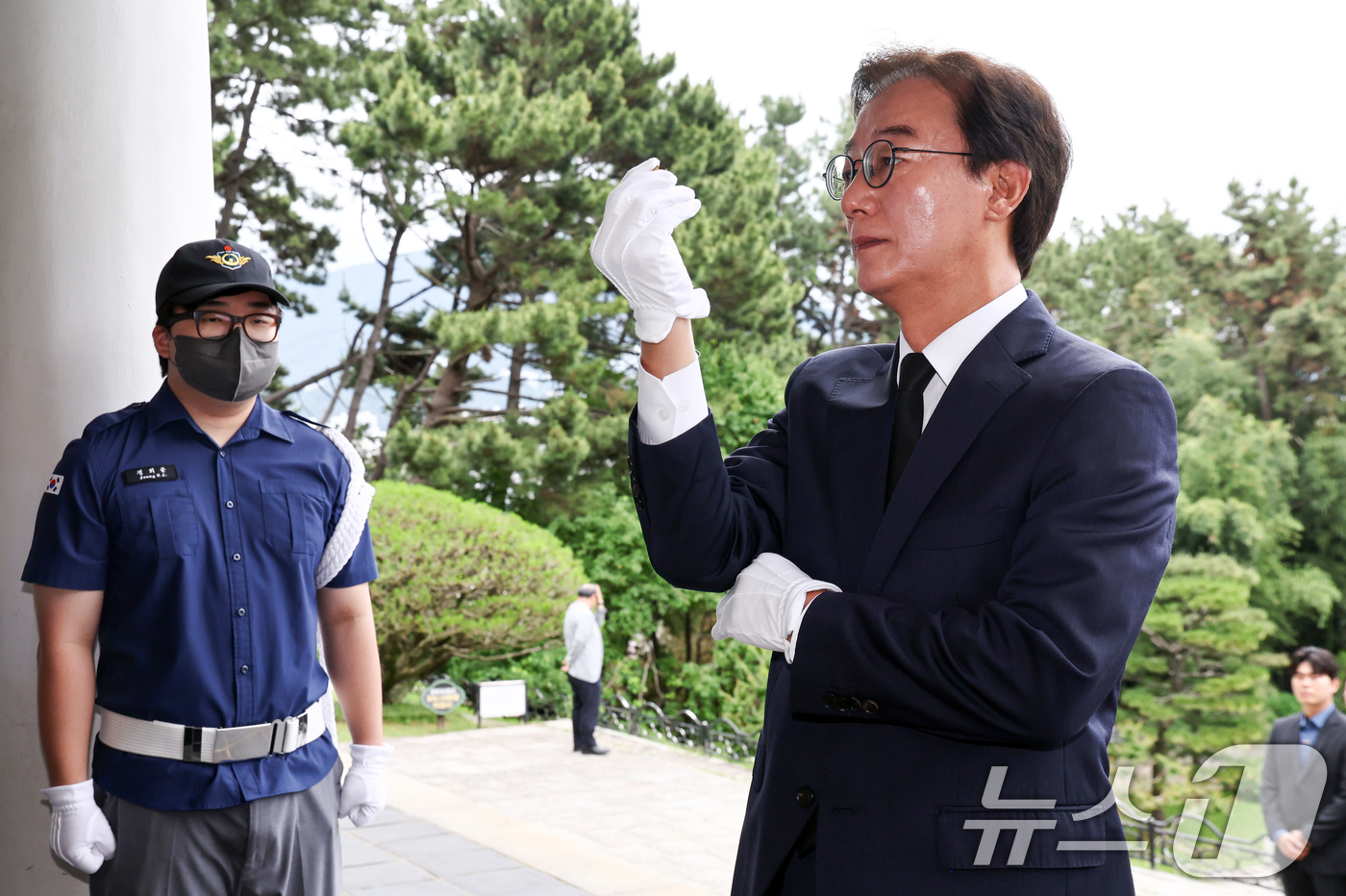 (부산=뉴스1) 최지환 기자 = 전재수 부산시장 당선인이 4일 오전 부산 동래구 충렬사 본전에서 분향을 하고 있다. 2026.6.4/뉴스1