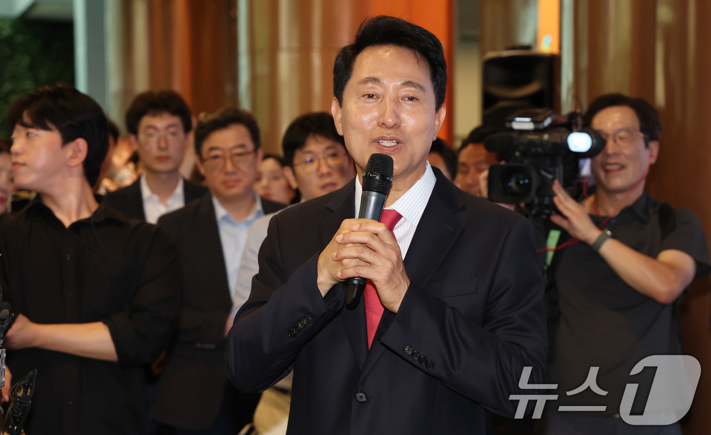 (서울=뉴스1) 이호윤 기자 = 오세훈 서울시장 당선인이 4일 오전 서울시청 로비에서 직원들에게 감사인사를 하고 있다. (공동취재) 2026.6.4/뉴스1