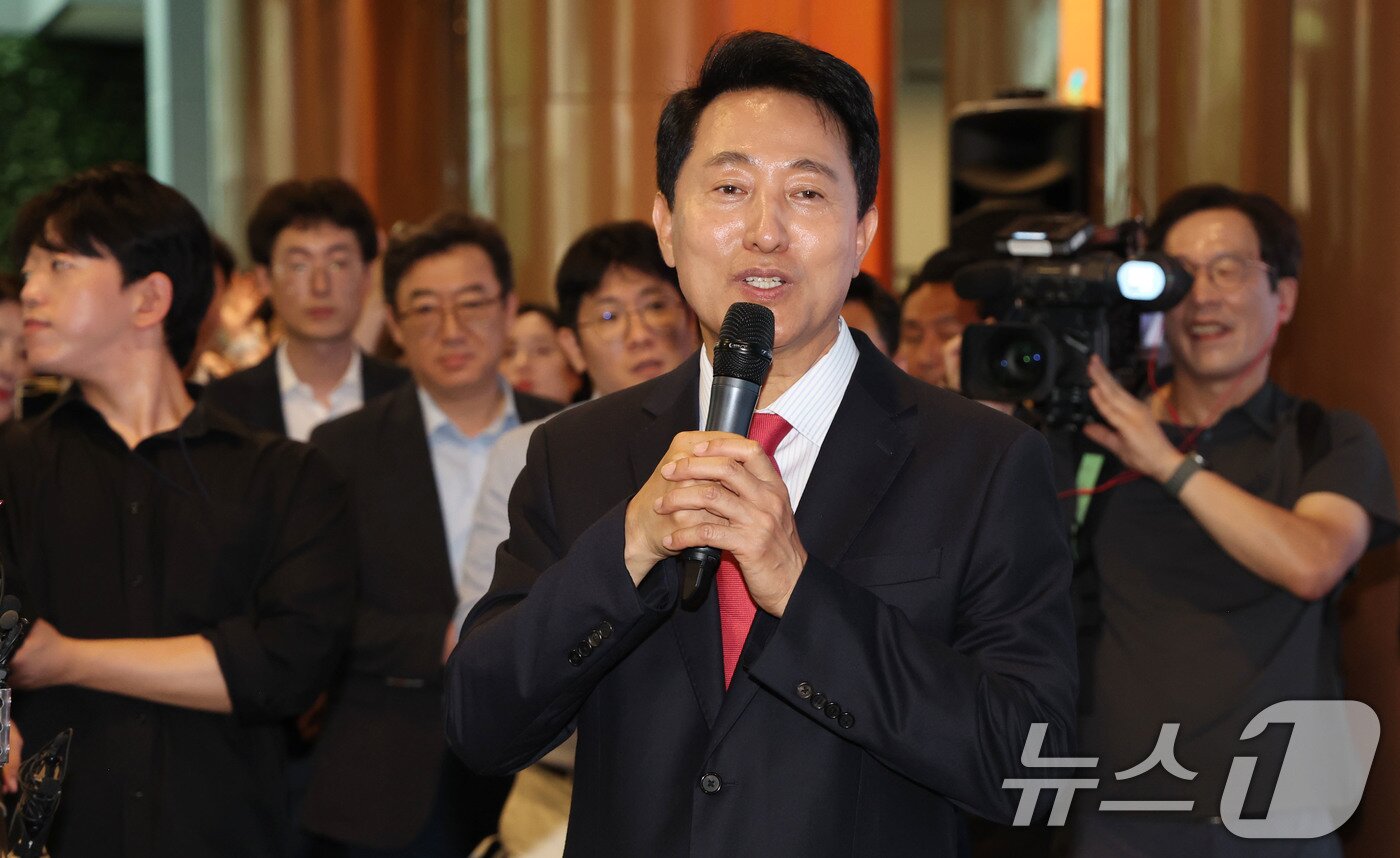 본문 이미지 - 오세훈 서울시장 당선인이 4일 오전 서울시청 로비에서 직원들에게 감사인사를 하고 있다. (공동취재) 2026.6.4 ⓒ 뉴스1 이호윤 기자
