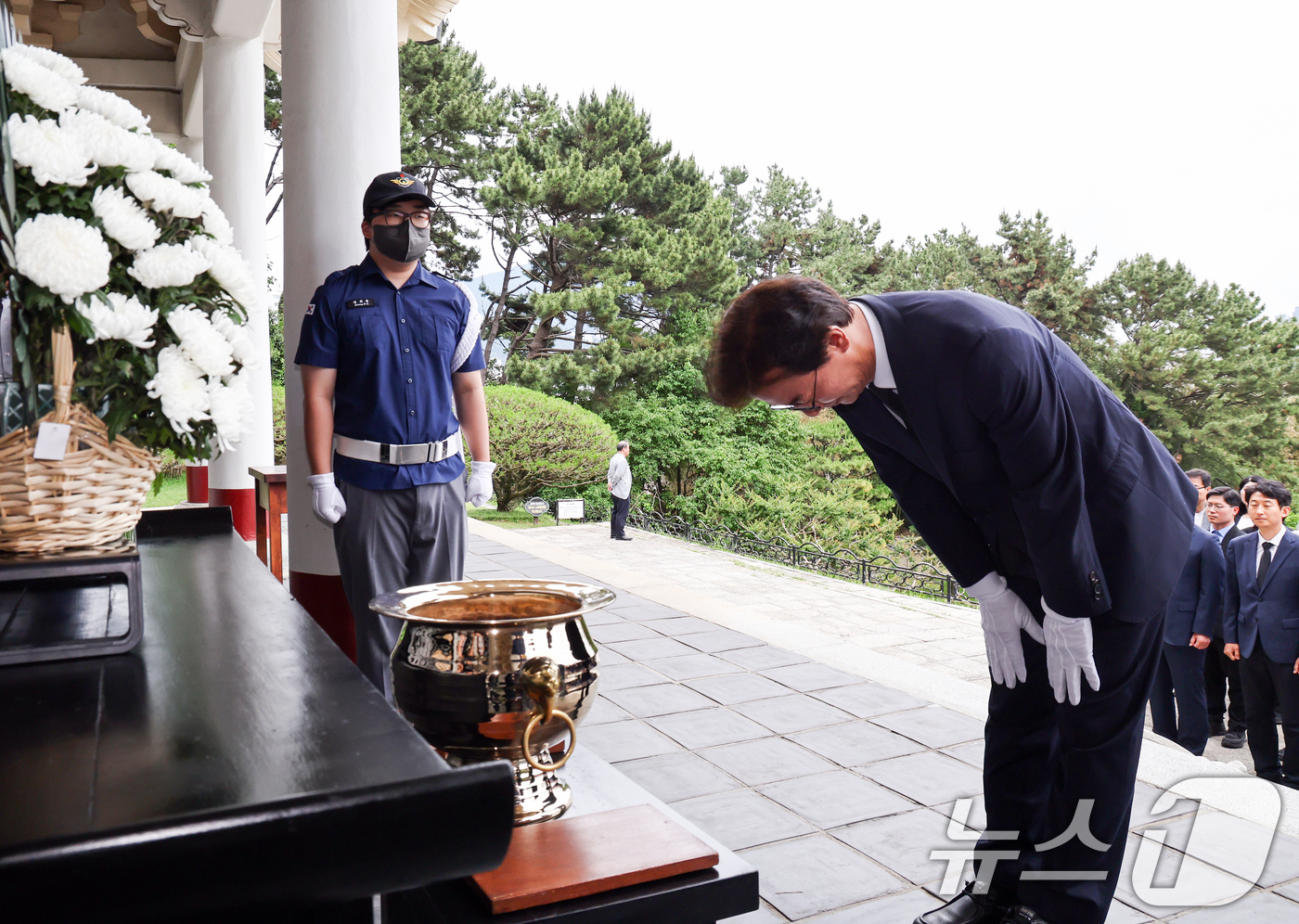 (부산=뉴스1) 최지환 기자 = 전재수 부산시장 당선인이 4일 오전 부산 동래구 충렬사 본전을 참배하고 있다. 2026.6.4/뉴스1