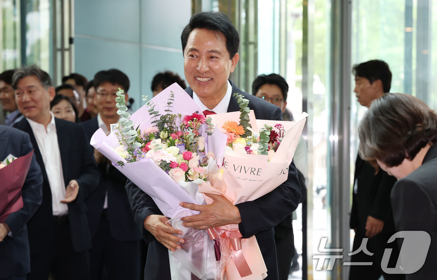 (서울=뉴스1) 이호윤 기자 = 오세훈 서울시장 당선인이 4일 오전 서울시청 로비에서 직원들이 준비해 준 꽃다발을 받고 기뻐하고 있다. (공동취재) 2026.6.4/뉴스1