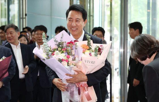 오세훈 당선인 '시청 직원들과 나누는 당선의 기쁨'