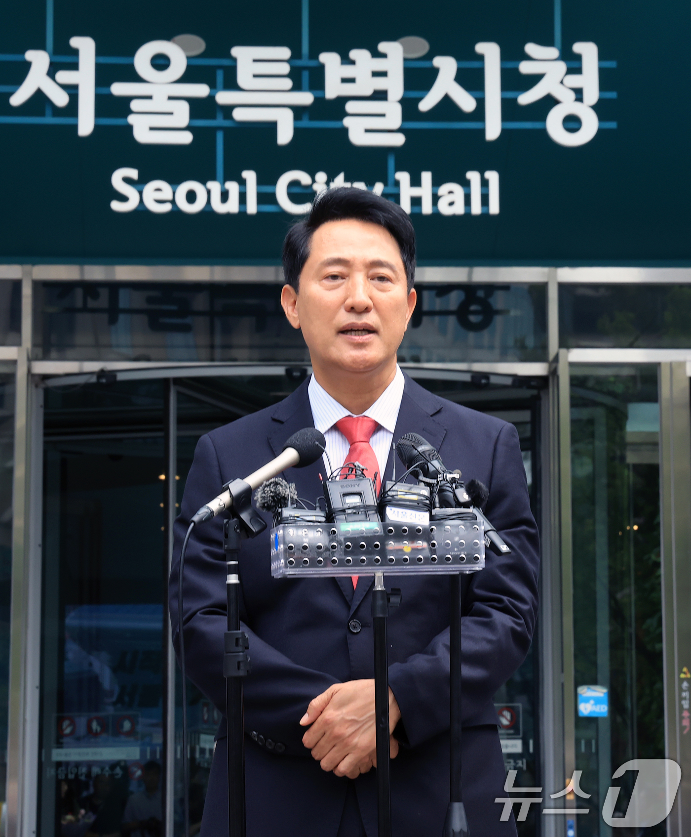 (서울=뉴스1) 이호윤 기자 = 오세훈 국민의힘 서울시장 당선인이 4일 서울시청에서 시민들에게 감사 인사를 전하고 있다. 2026.6.4/뉴스1