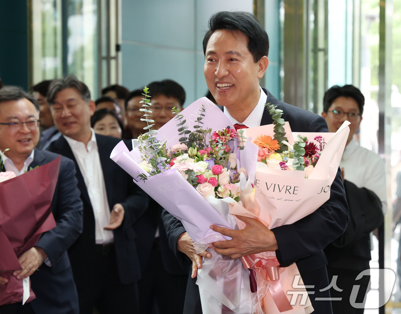 (서울=뉴스1) 이호윤 기자 = 오세훈 서울시장 당선인이 4일 오전 서울시청 로비에서 직원들이 준비해 준 꽃다발을 받고 기뻐하고 있다. (공동취재) 2026.6.4/뉴스1