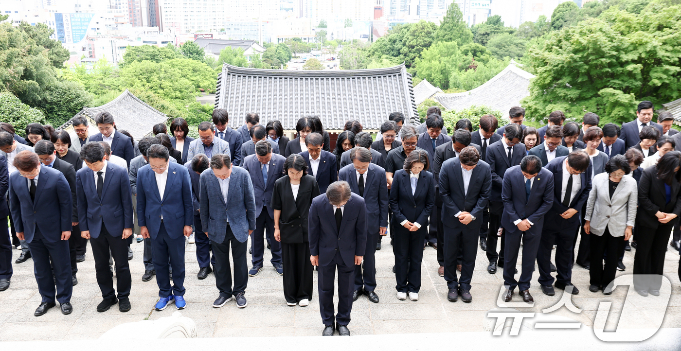 (부산=뉴스1) 최지환 기자 = 전재수 부산시장 당선인이 4일 오전 부산 동래구 충렬사 본전에서 더불어민주당 소속 당선인들과 묵념하고 있다. 2026.6.4/뉴스1