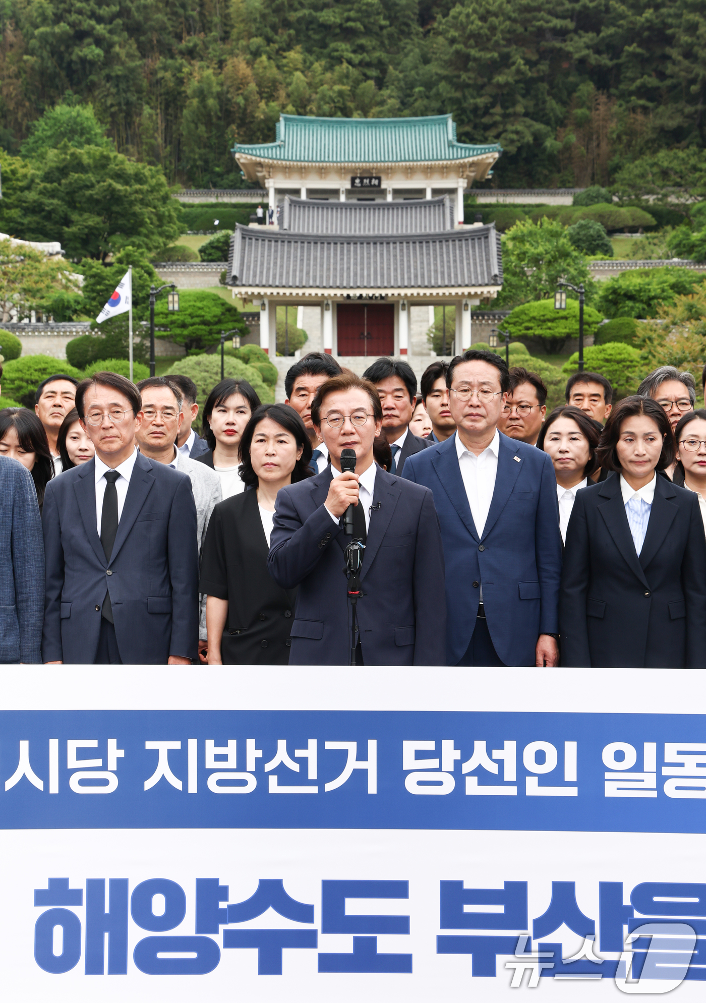 (부산=뉴스1) 최지환 기자 = 전재수 부산시장 당선인이 4일 오전 부산 동래구 충렬사 참배를 마치고 충렬사 앞에서 기자회견을 하고 있다. 2026.6.4/뉴스1