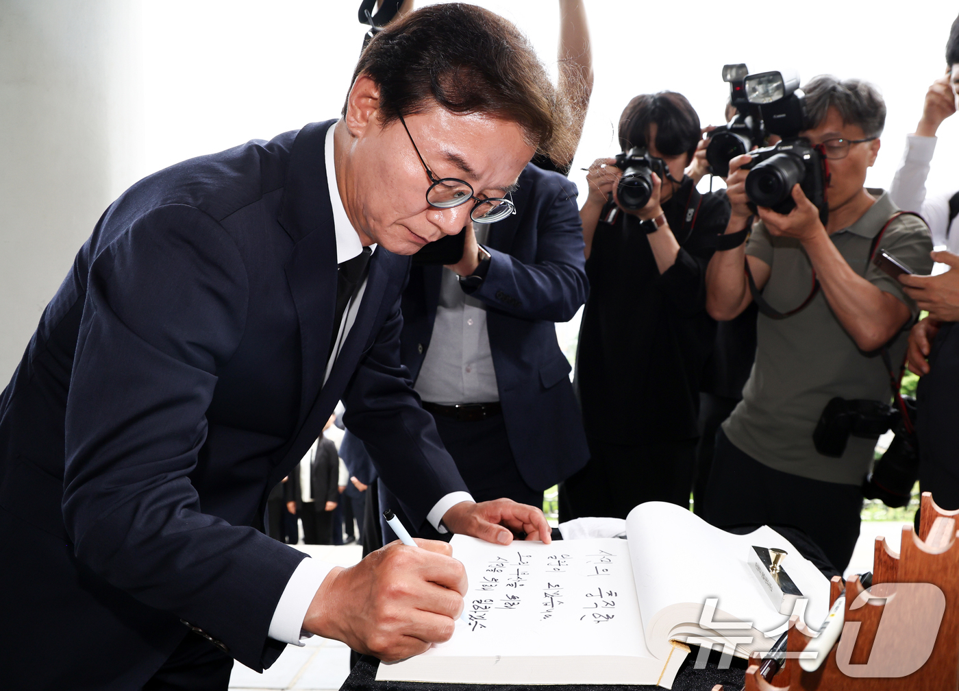 (부산=뉴스1) 최지환 기자 = 전재수 부산시장 당선인이 4일 오전 부산 동래구 충렬사 본전에서 참배를 마치고 방명록을 작성하고 있다. 2026.6.4/뉴스1