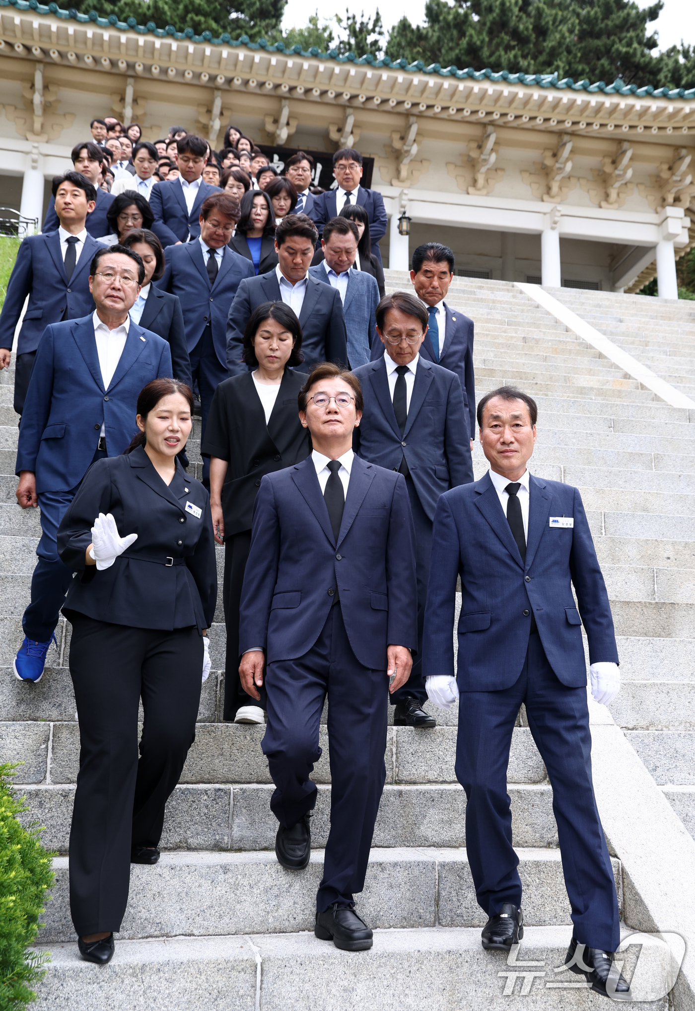 (부산=뉴스1) 최지환 기자 = 전재수 부산시장 당선인이 4일 오전 부산 동래구 충렬사 본전을 참배를 마치고 이동하고 있다. 2026.6.4/뉴스1