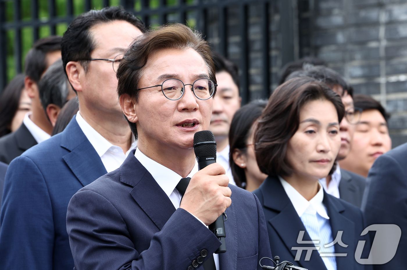 (부산=뉴스1) 최지환 기자 = 전재수 부산시장 당선인이 4일 오전 부산 동래구 충렬사 참배를 마치고 충렬사 앞에서 기자회견을 하고 있다. 2026.6.4/뉴스1