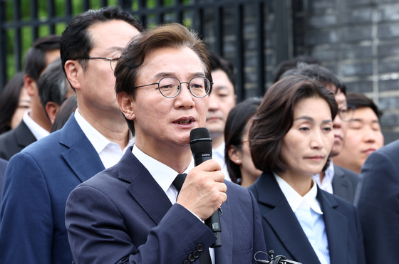 취재진 질문에 답변하는 전재수 부산시장 당선인