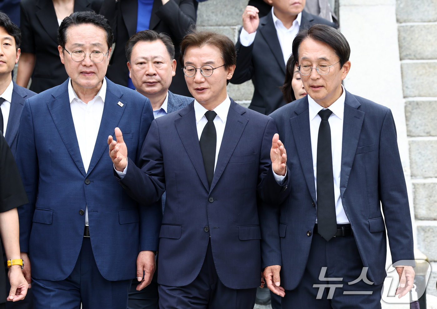 (부산=뉴스1) 최지환 기자 = 전재수 부산시장 당선인이 4일 오전 부산 동래구 충렬사 참배를 마치고 이동하고 있다. 2026.6.4/뉴스1