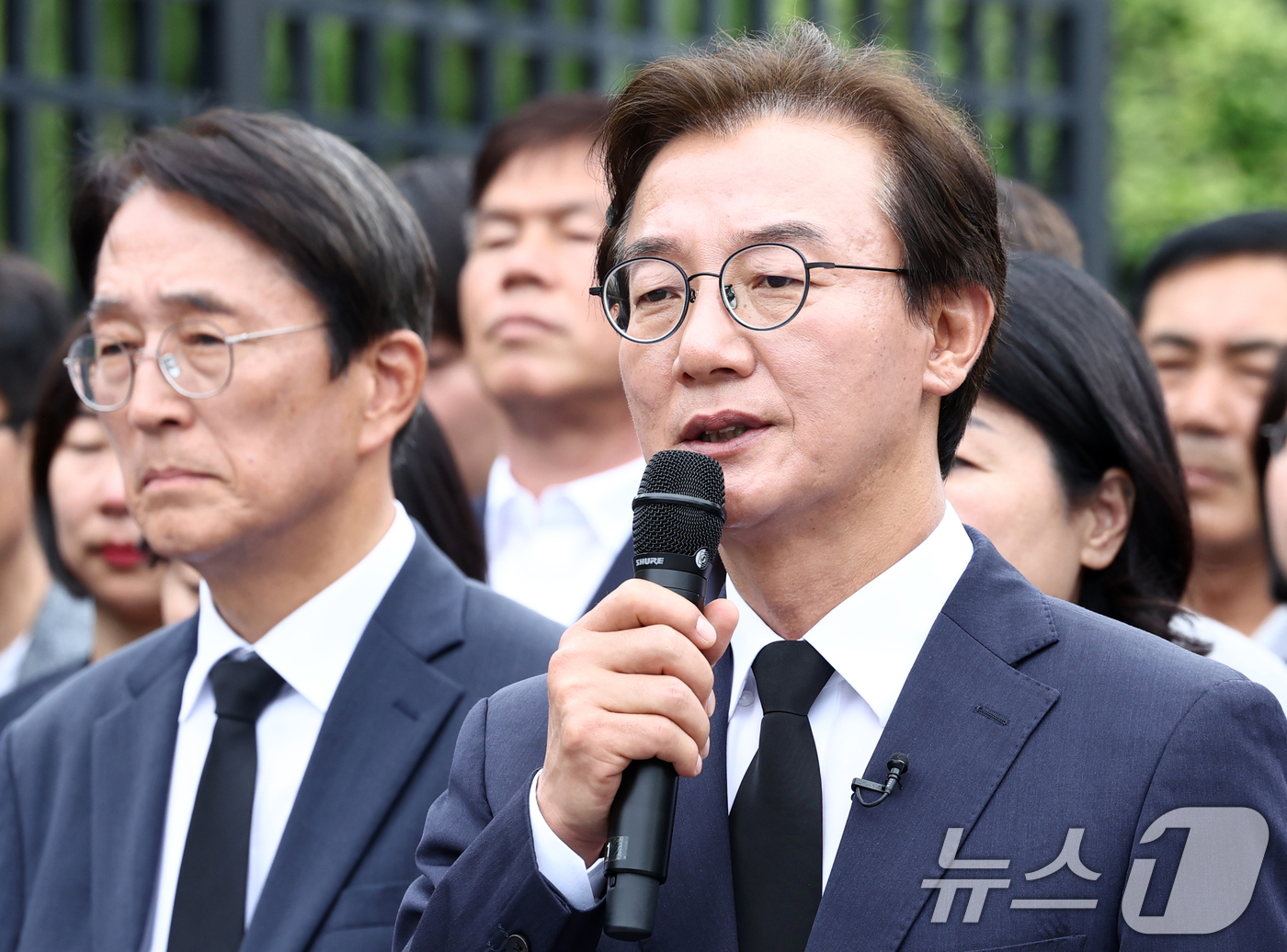 (부산=뉴스1) 최지환 기자 = 전재수 부산시장 당선인이 4일 오전 부산 동래구 충렬사 참배를 마치고 충렬사 앞에서 기자회견을 하고 있다. 2026.6.4/뉴스1