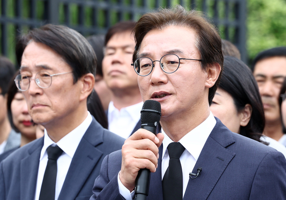 충렬사 참배 마치고 취재진 질문에 답변하는 전재수 당선인