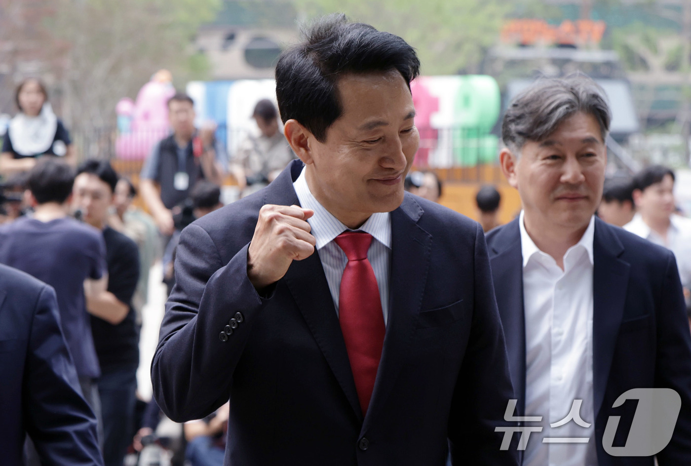 (서울=뉴스1) 이호윤 기자 = 오세훈 서울시장 당선인이 4일 오전 서울시청 정문에서 감사인사를 마친 뒤 시청 로비로 향하고 있다. (공동취재) 2026.6.4/뉴스1
