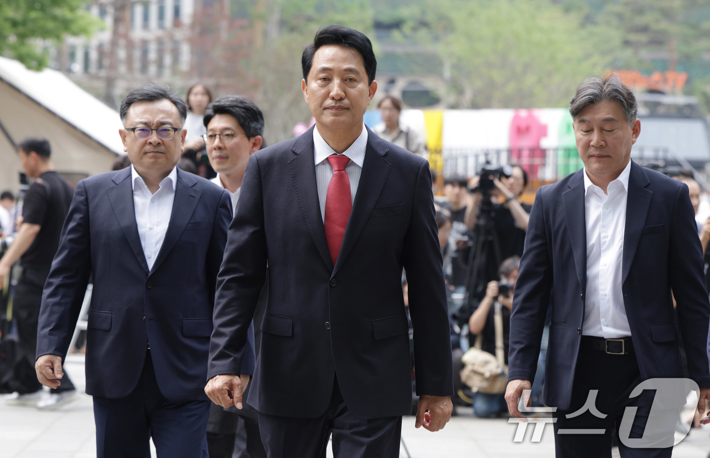 (서울=뉴스1) 이호윤 기자 = 오세훈 서울시장 당선인이 4일 오전 서울시청 정문에서 감사인사를 마친 뒤 시청 로비로 향하고 있다. (공동취재) 2026.6.4/뉴스1