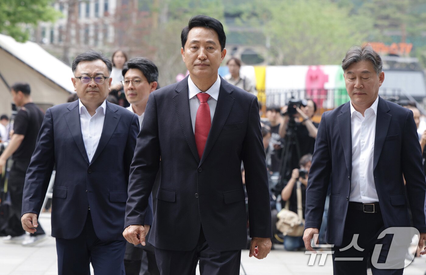 본문 이미지 - 오세훈 서울시장 당선인이 4일 오전 서울시청 정문에서 감사인사를 마친 뒤 시청 로비로 향하고 있다. (공동취재) 2026.6.4 ⓒ 뉴스1 이호윤 기자