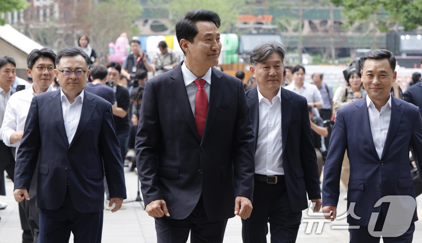 (서울=뉴스1) 이호윤 기자 = 오세훈 서울시장 당선인이 4일 오전 서울시청 정문에서 감사인사를 마친 뒤 시청 로비로 향하고 있다. (공동취재) 2026.6.4/뉴스1