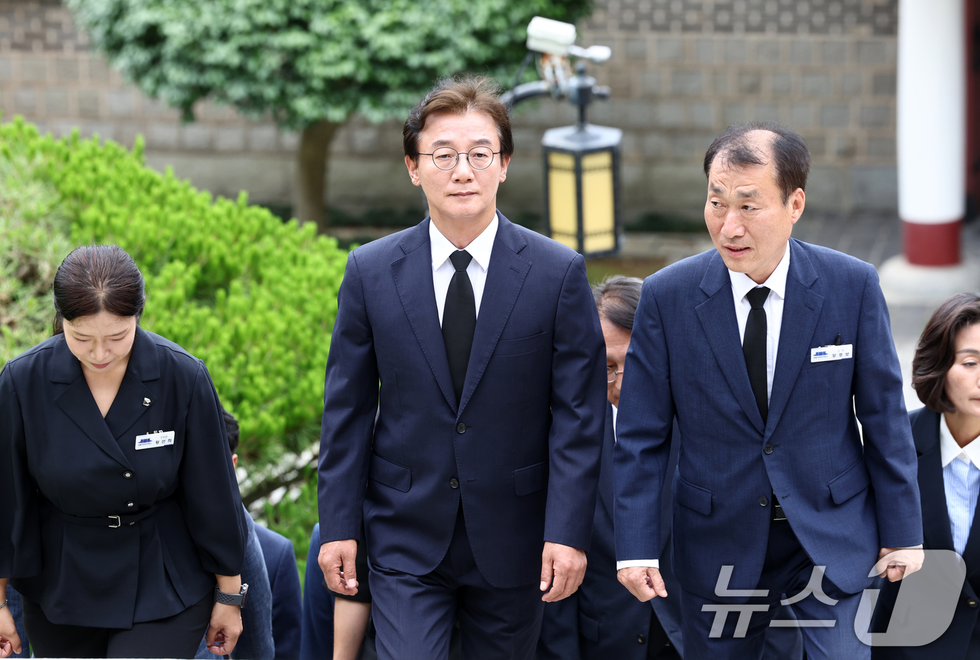 (부산=뉴스1) 최지환 기자 = 전재수 부산시장 당선인이 4일 오전 부산 동래구 충렬사에서 참배를 위해 본전으로 이동하고 있다. 2026.6.4/뉴스1