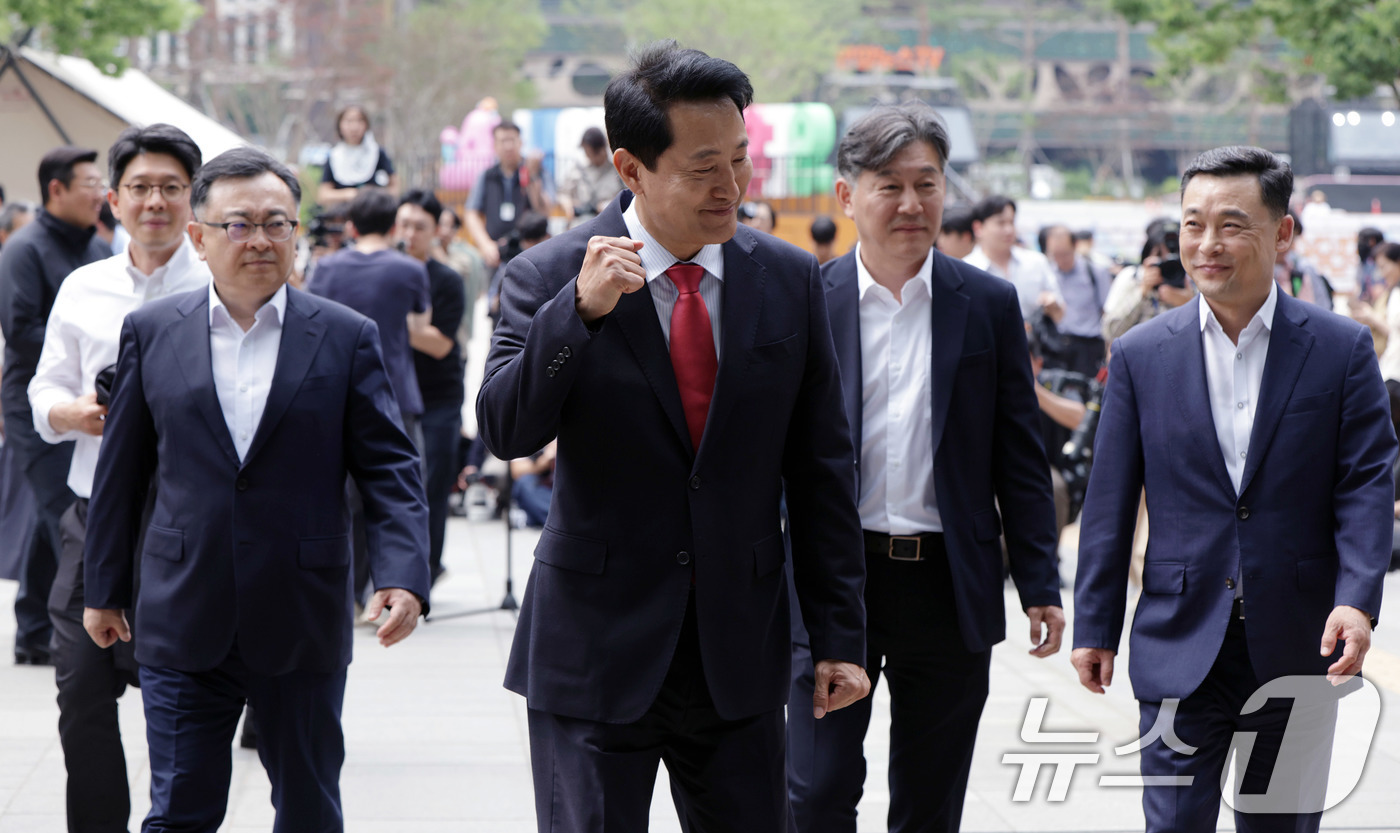 (서울=뉴스1) 이호윤 기자 = 오세훈 서울시장 당선인이 4일 오전 서울시청 정문에서 감사인사를 마친 뒤 시청 로비로 향하고 있다. (공동취재) 2026.6.4/뉴스1