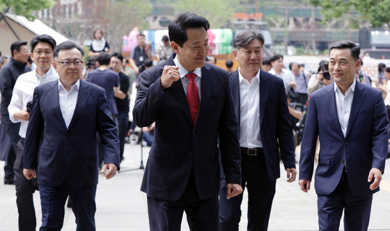 시청 방문한 '5선 서울시장' 오세훈