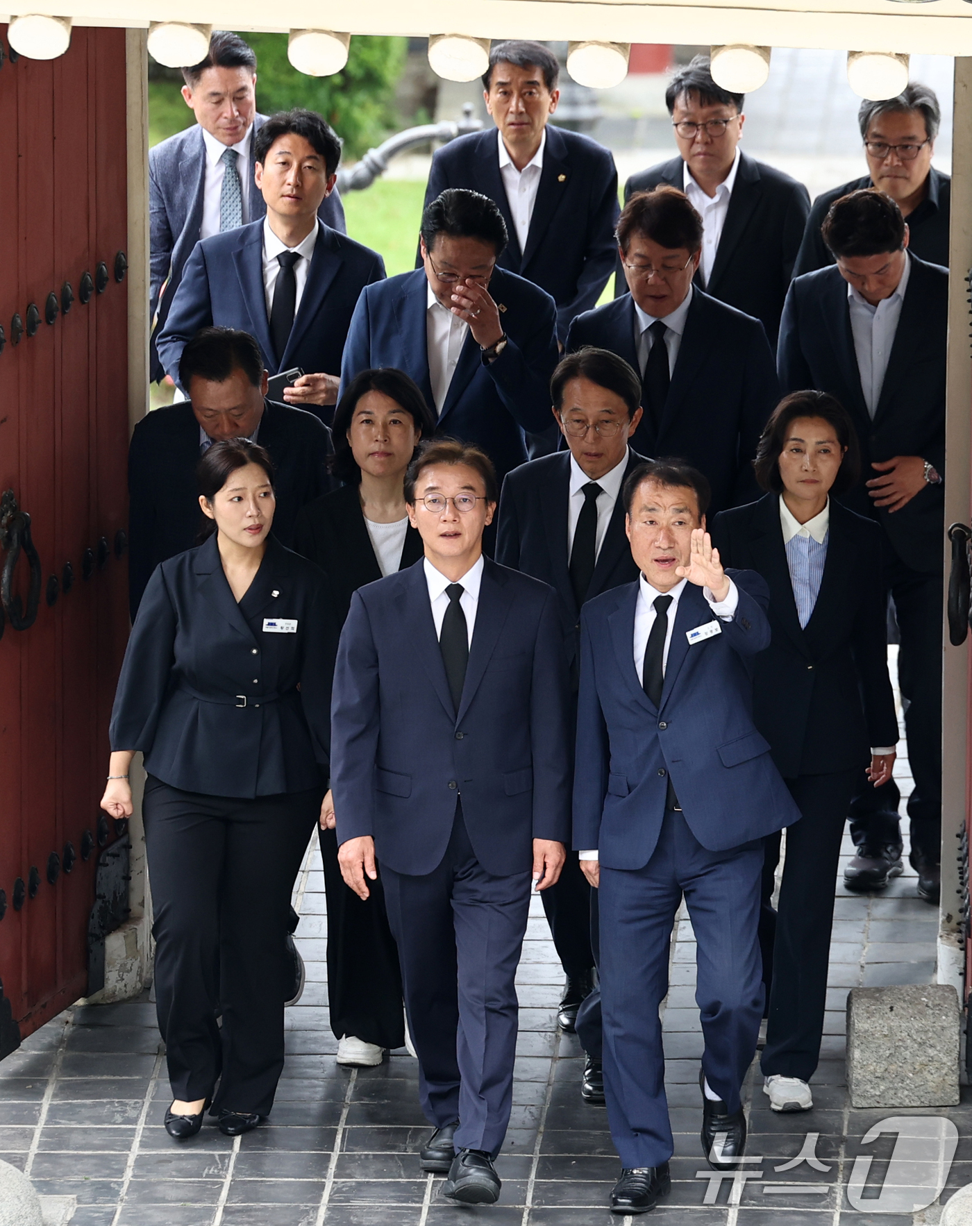 (부산=뉴스1) 최지환 기자 = 전재수 부산시장 당선인이 4일 오전 부산 동래구 충렬사에서 참배를 위해 본전으로 이동하고 있다. 2026.6.4/뉴스1
